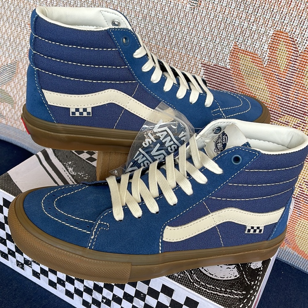 Vans Men’s Skate Sk8-Hi
Suede Gum Dark Denim
VN0A5FCCDDN
Sneakers - Picture 10 of 16